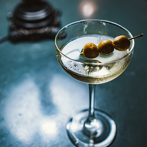 KLASSISCHE COCKTAIL REZEPTE MIT UND OHNE TWIST | DIAGEO BAR ACADEMY